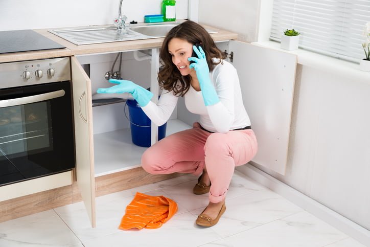 Read more about the article 4 Ways To Unclog A Kitchen Drain Without Chemicals